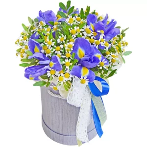 Цветы в коробке с ромашками